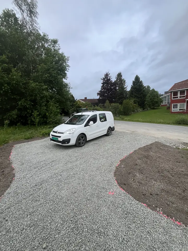 Ny grus og jordkanter på samme plass