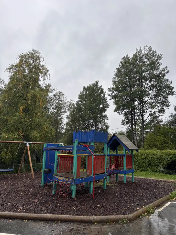 Lekeplass med gammelt klatrestativ