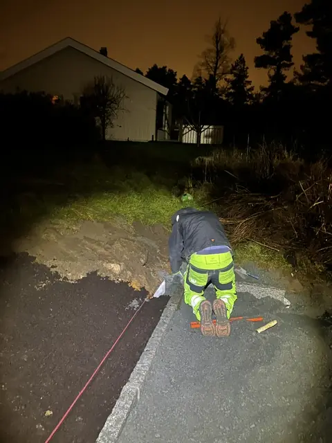 Arbeid langs en kant i kveldsmørket