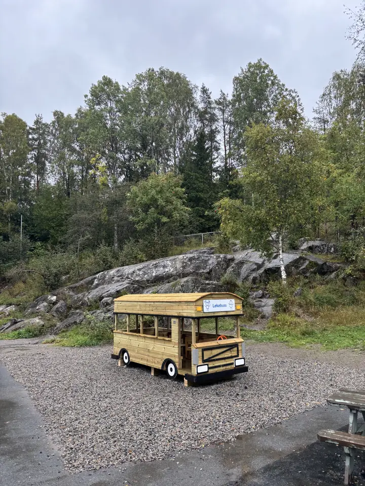 Lekebuss på en lekeplass med grus