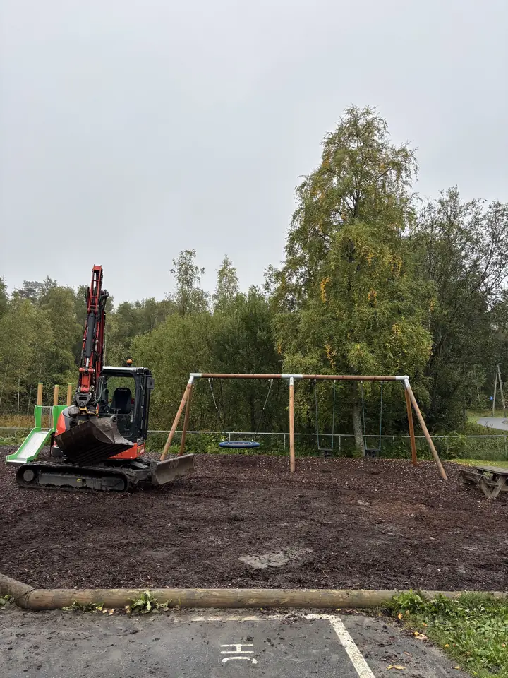 Minigraver på samme lekeplass etter at klatrestativet er fjernet