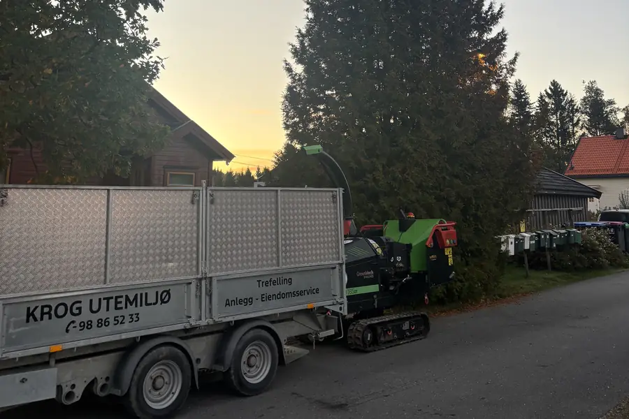 Krog Utemiljø sin tilhenger og maskin på oppdrag